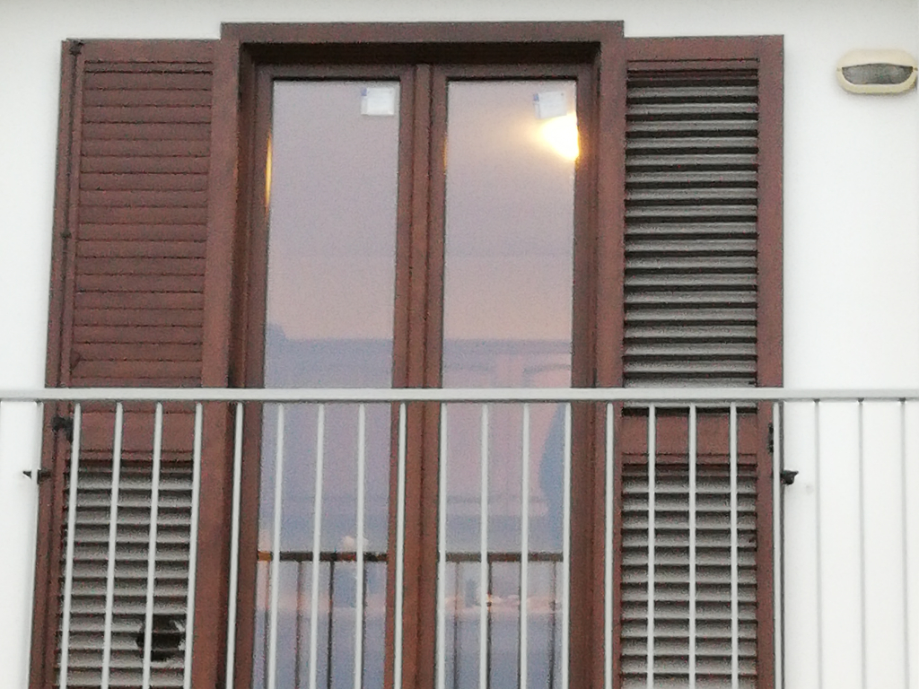 Finestra e persiana con lamelle orientabili